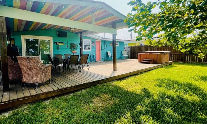 Palm Harbor Casa | All Decked Out for Vacationers