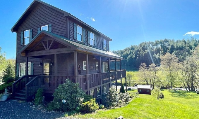 West Jefferson Cabina | Riverfront Cabin-firepit,fireplace,foosball,WIFI,gameroom,fire table,wet bar