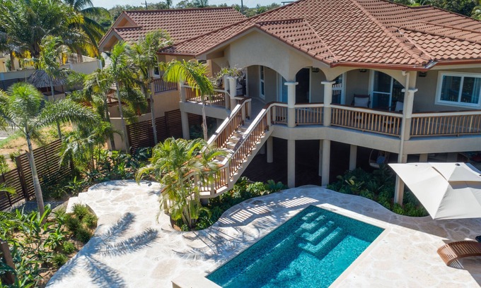 Cocoplum Villa | Villa Seahorse renovada 2018 | Piscina con acceso a la playa | Duerme 10 | cerca de Placencia