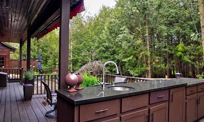 Collingwood Chalet De Esquí | All inclusive summer rental with a private backyard oasis