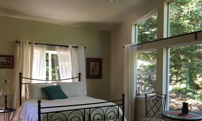 Redding Highlands Casa | All Inn Guesthouse Big windows, vaulted ceilings, Very private park like setting