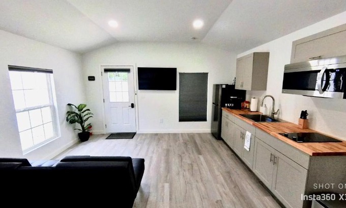 Brandon Apartamento | All modern Studio with private entry & parking.