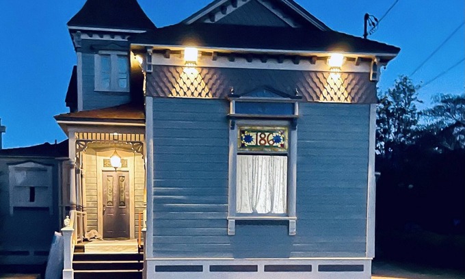 Bishop Apartamento | All New 1 BEDROOM Downtown Luxury Victorian bedroom separate from house sleeps 2