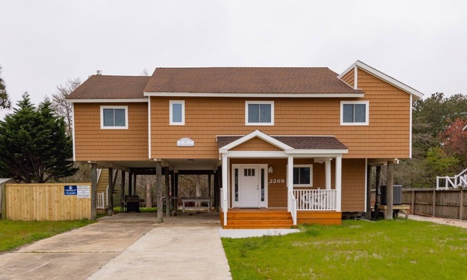 Sandbridge Casa | ALL NEW for 2024! Walk to Beach, Pool, Dog Friendly!