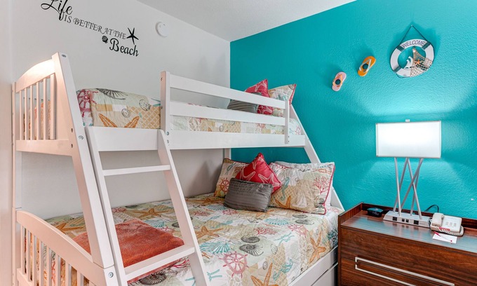 Trailer Estates Hotel | All-New, Huge Pool, 70" TV, Bunk Beds, Tiki Bar & Grill!