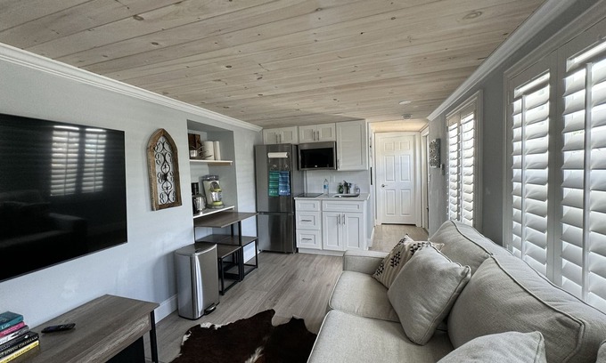 Matlacha Apartamento | Incredible location. Waterfront unit in Matlacha with many amenities!