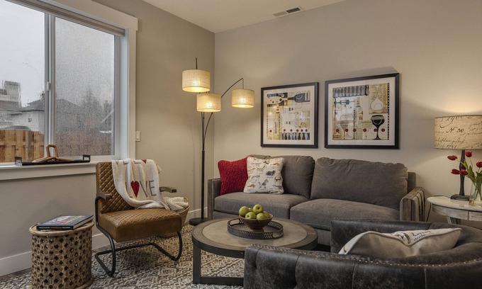 Carlton Casa | All New! Maison Monroe in Carlton