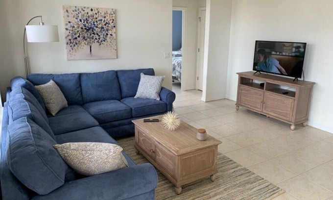 Majestic Palms Condominio | All new, Updated 3rd Floor Condo overlooking pool