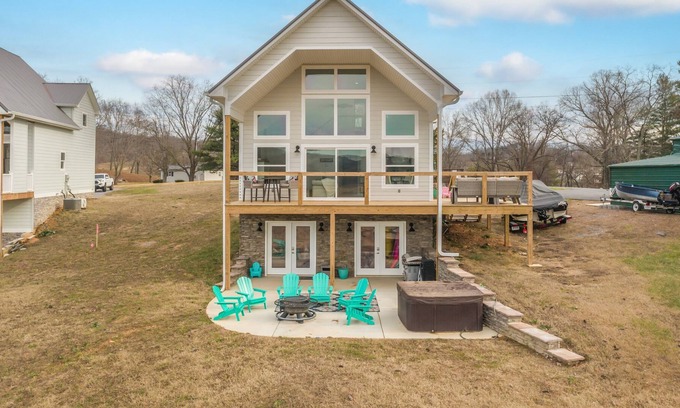 Bean Station Cabina | All New! Waterfront! The Annason at Cherokee Lake! Firepit, & Private Dock!