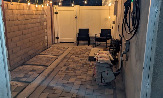 Ontario Apartamento | All Private Studio LV2 EV Charger, Monitor with docking station and washer/dryer