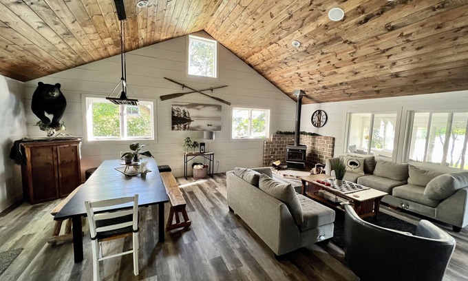Gresham Cabaña | All-Season Modern Cottage on Red Lake - 45 min from Green Bay
