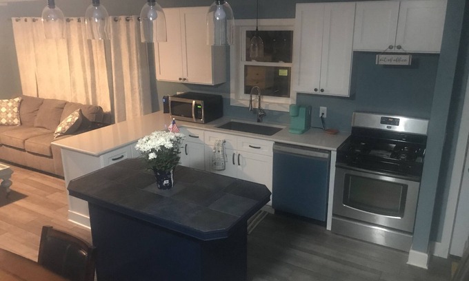Irving Casa | All Seasons Sunset Bay cottage, walk to beach.
