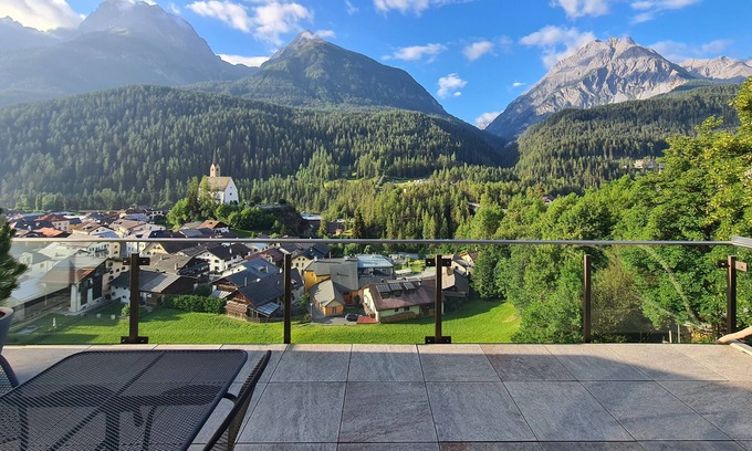 Engadin Scoul Apartamento | Allegra und Herzlich Willkommen in der Ferienwohnung Chasa Miramunt 6