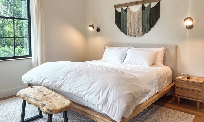Hendersonville Cama Y Desayuno | Allora Plum Blossom King - Downtown Hendersonville Bed + Breakfast