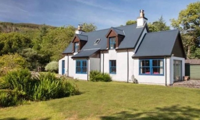 Gruline Cabaña | Alltcreich - shore side pet-friendly cottage with amazing views