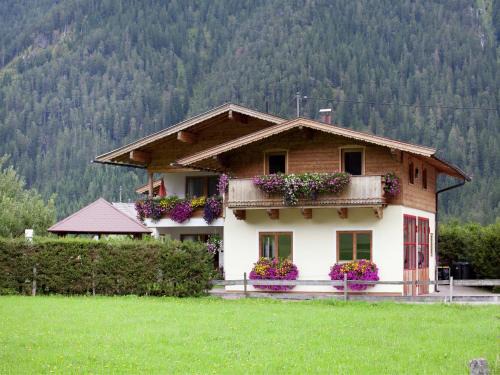 Waidring Apartamento | Alluring Apartment with Swimming Pool in Waidring Tyrol