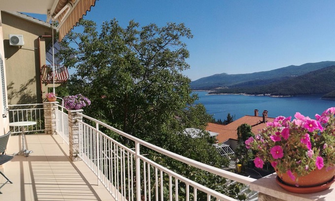 Rabac Apartamento | Apartamentos Alma con balcón y vista al mar.