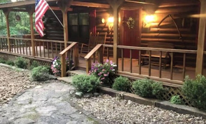 Drasco Cabina | “Almost Heaven” a beautiful log cabin located in a lake and golfing resort!