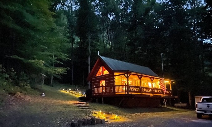 Bean Station Cabina | Almost Heaven. beautiful, private, quiet, log cabin nestled in the mountains.