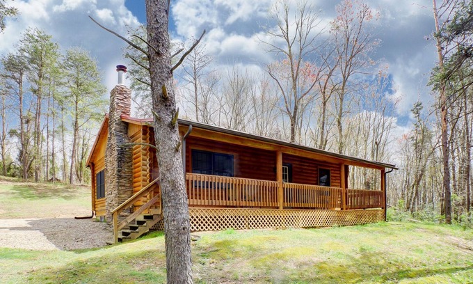 Logan Cabina | Almost Hiking - close to downtown attractions and a short drive to hiking