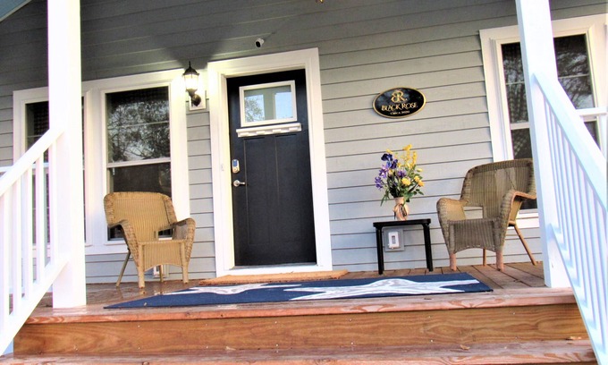 Morehead City Casa | ALMOST NEW cottage in quaint historic downtown Morehead City. Built in 2020.