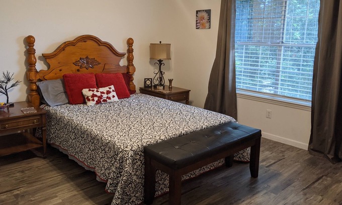 Lake Jackson Casa | Almost Paradise. Two bedrooms with private bathroom.