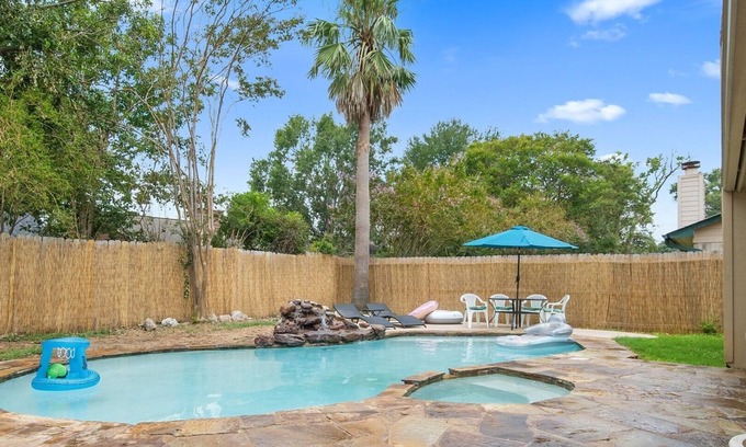 Houston Casa | Aloha and welcome to your own private slice of paradise right here in Houston!