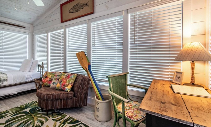 Old Town Cabaña | Aloha Cottage - walk to shops food beach