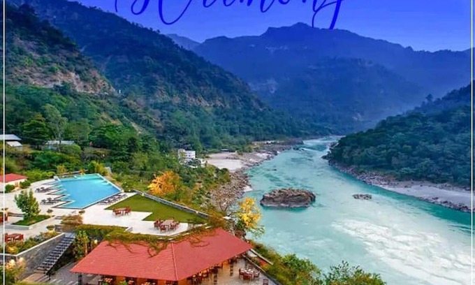 Tapovan Apartamento | Aloha Ganga view 2BHK Apartment by Almost Heaven