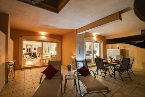 Marbella Apartamento | Aloha Hill Club LLuxury 5 Star Golf Resort Near Puerto Banus and Marbella