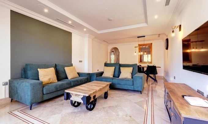 Marbella Apartamento | Aloha Hill Club Resort Holiday Rental Apartment
