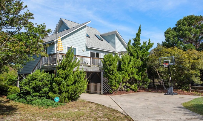 Southern Shores Casa | Aloha on the Atlantic: Hot Tub, 3min Walk to Beach