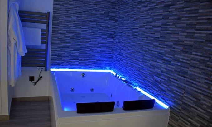 Benalup-Casas Vieja Apartamento | Alojamientos Lola, Suite con jacuzzi