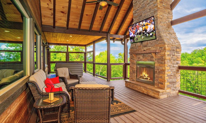 Wears Valley Cabina | ALongViewSplash: Pool, Mtn View, Pet-Friendly, Theater, Game Room, Hot Tub, WiFi