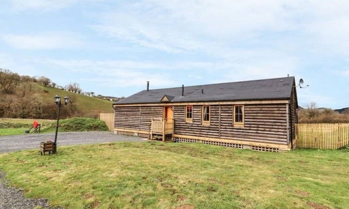 Llanbrynmair Cabina | Alpaca-6 berth, dog friendly cabin with hot tub