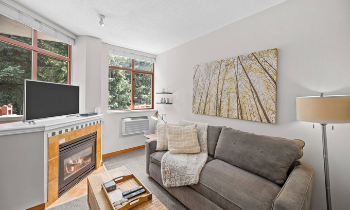 Village North Condominio | Alpenglow Lodge Cozy Studio with Den by MVA