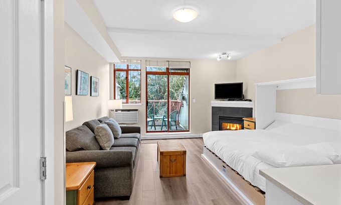 Village North Condominio | Alpenglow Lodge Studio Suite with park view by MVA