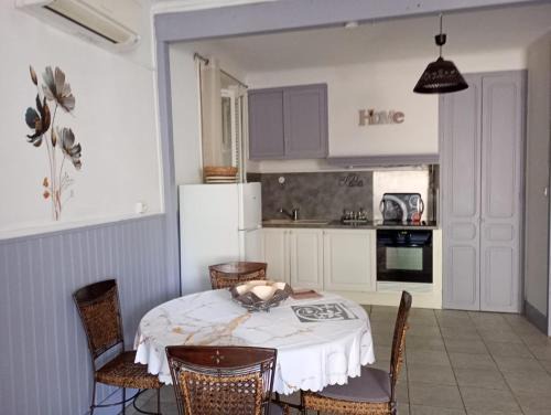 Vinon-sur-Verdon Apartamento | ALPES DE HAUTE PROVENCE , VINON SUR VERDON , UN DES PLUS BEAUX VILLAGE PROVENÇAL DE FRANCE POUR 4 a 5 PERS , TRES GRAND APPT 2 PCES , Tout Confort entièrement équipé