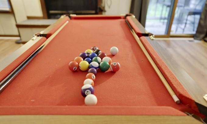 East Stroudsburg Casa | Alpha Lodge · Alpha Lodge - 2BR Townhouse w/ Jacuzzi-Shawnee Mtn