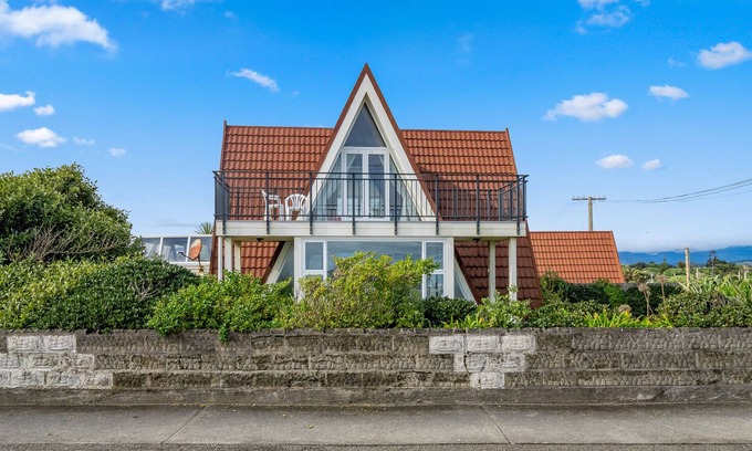 Otaki Beach Casa | Alpha - Otaki Beach Holiday Home