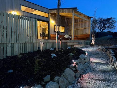 Wanaka Apartamento | Alpine Chalet - views, fire-pit, central, cosy