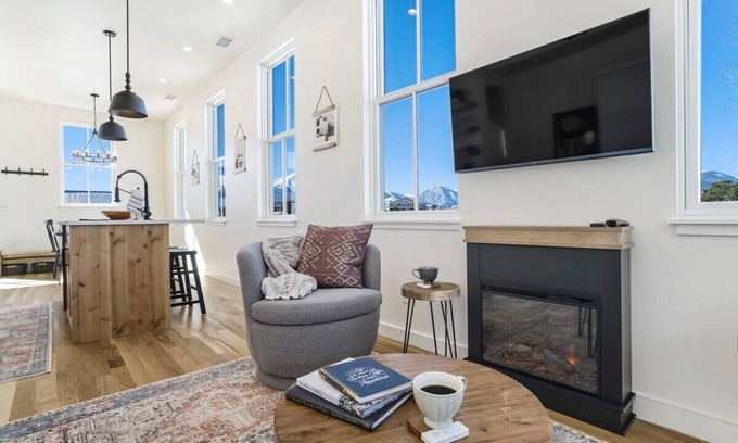 Buena Vista Casa | Alpine Estate! DT Villa w 3 Full Kitchens & Views!