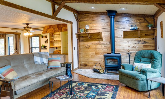 Terra Alta Cabina | Alpine Lake Resort Cabin Rental w/ Pool Access!