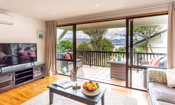 Fernhill Apartamento | ALPINE LAKE VIEW SPACIOUS TWO BEDROOM APARTMENT