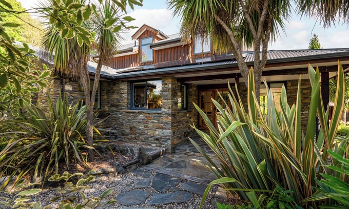 Wanaka Casa | Alpine Lodge - Botanical Oasis