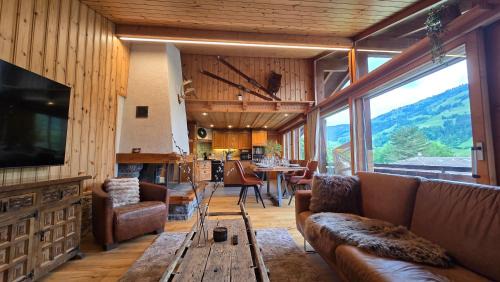 Frutigen Apartamento | Alpine Loft, Central, Balcony, Parking, Family,PS5