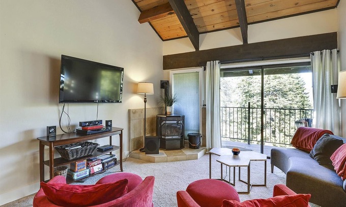 Alpine Meadows Condominio | Condominio de verano tranquilo a menos de una milla de la base de Alpine Meadows Resort. A solo 10 minutos de la ciudad de Tahoe. Ubicación perfecta para todas las actividades de verano de Tahoe!