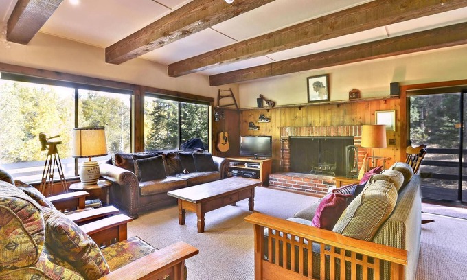 Alpine Meadows Casa | ¡ACTIVIDADES DIARIAS GRATIS! Espacioso Alpine Meadows Winter Home. PERRO AMIGO! ¡Cerca de Squaw y Tahoe City y toda la recreación de verano que se te ocurra!