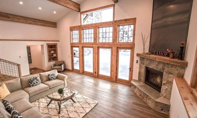 Alpine Meadows Casa | Lujo en su máxima expresión! Hermosa cocina. Impresionante casa actualizada con impresionantes vistas de los prados alpinos. Ubicación perfecta sentado entre Squaw Valley y Tahoe City! ¡ACTIVIDADES GRATUITAS TODOS LOS DÍAS!