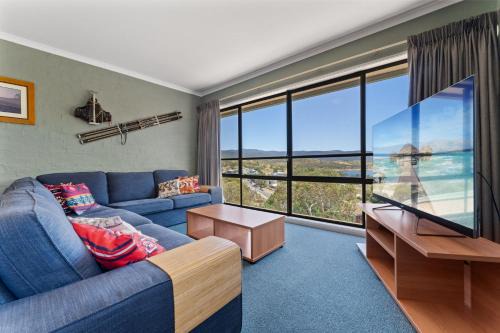 Jindabyne Casa | Alpine Mountain View 18 - 4BR l Mountain Views l Swimming Pool l Air-Con l WiFi